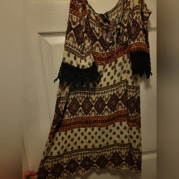 Cut out shoulder/off shoulder dress lace details on arms size 1x Charlotte Russe - Picture 6 of 9